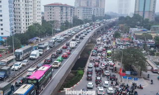Dòng xe ùn ùn rời phố về quê nghỉ Tết, cửa ngõ Thủ đô tắc cứng