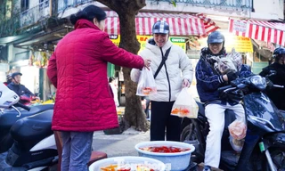 Người Hà Nội tất bật sắm lễ cúng tiễn ông Công, ông Táo