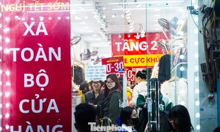 Biển người đổ về các 'phố thời trang' Hà Nội mua sắm đến tận khuya