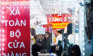Biển người đổ về các 'phố thời trang' Hà Nội mua sắm đến tận khuya
