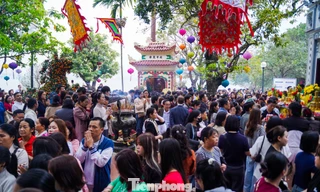 Chen cứng lối đi, dòng người kiên nhẫn xin lộc tại Phủ Tây Hồ