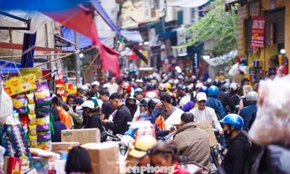 Tất bật 'thủ phủ' bánh kẹo phố cổ Hà Nội ngày giáp Tết