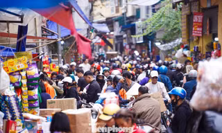 Tất bật 'thủ phủ' bánh kẹo phố cổ Hà Nội ngày giáp Tết