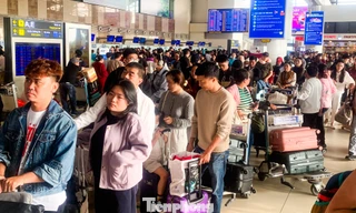 Sân bay Nội Bài, Cần Thơ đông nghẹt mùng 4 Tết