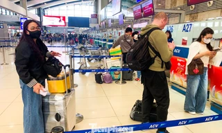 Lạ thường sân bay Nội Bài sáng 29 Tết