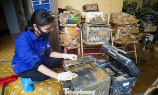 Trường học Thái Nguyên tan hoang, bùn đất bám dày, thanh niên, chiến sĩ chung tay dọn dẹp