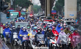 Mưa phùn và sương mù bao phủ, nhiều tuyến phố Hà Nội ùn tắc từ sáng đến trưa