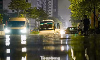 La liệt ôtô ngập nước trên đường phố Hà Nội, cứu hộ khẩn cấp xuyên đêm