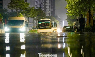 La liệt ôtô ngập nước trên đường phố Hà Nội, cứu hộ khẩn cấp xuyên đêm