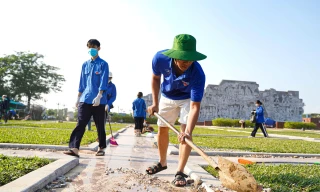 'Áo xanh' xung kích dọn bùn đất sau lũ lụt ở Thái Nguyên