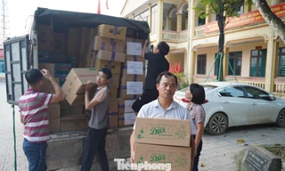 Hàng chục tấn hàng hỗ trợ của bạn đọc Báo Tiền Phong được chuyển tới vùng rốn lũ Thái Nguyên