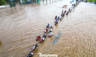 Xe máy ‘rẽ sóng’ giữa phố, tìm đường lên cao tốc tránh ngập tại Hà Nội