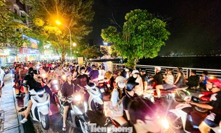 Cảnh tượng khác lạ tại Hồ Tây, Hồ Gươm... trước đêm Trung thu