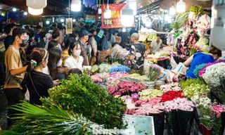 Chợ hoa đêm Quảng Bá rực rỡ sắc hương, tấp nập người mua trước ngày 20/10