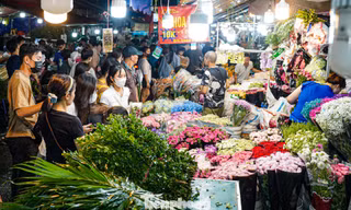 Chợ hoa đêm Quảng Bá rực rỡ sắc hương, tấp nập người mua trước ngày 20/10