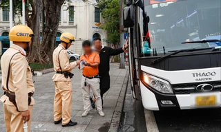 Liên tiếp xe khách dừng đỗ trái phép ở phố cổ, CSGT Hà Nội lập tức vào cuộc