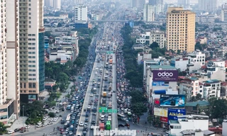 Người dân hối hả rời Hà Nội, cửa ngõ ùn tắc chiều cuối năm