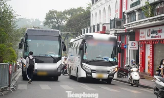 Xe khách cỡ lớn chiếm trọn mặt đường, bất chấp giờ cấm ở phố cổ Hà Nội