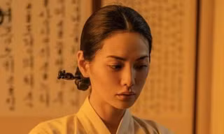 Mỹ nhân đẹp nhất thế giới phải xin lỗi vì tiêm môi trước khi đóng phim cổ trang