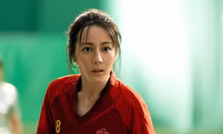 Địch Lệ Nhiệt Ba thành công nhất là khi gạt nhan sắc sang bên và đóng vai hài