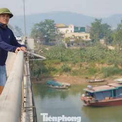 Khoảnh khắc người hùng lao từ độ cao 10m xuống sông Lam cứu hai mẹ con