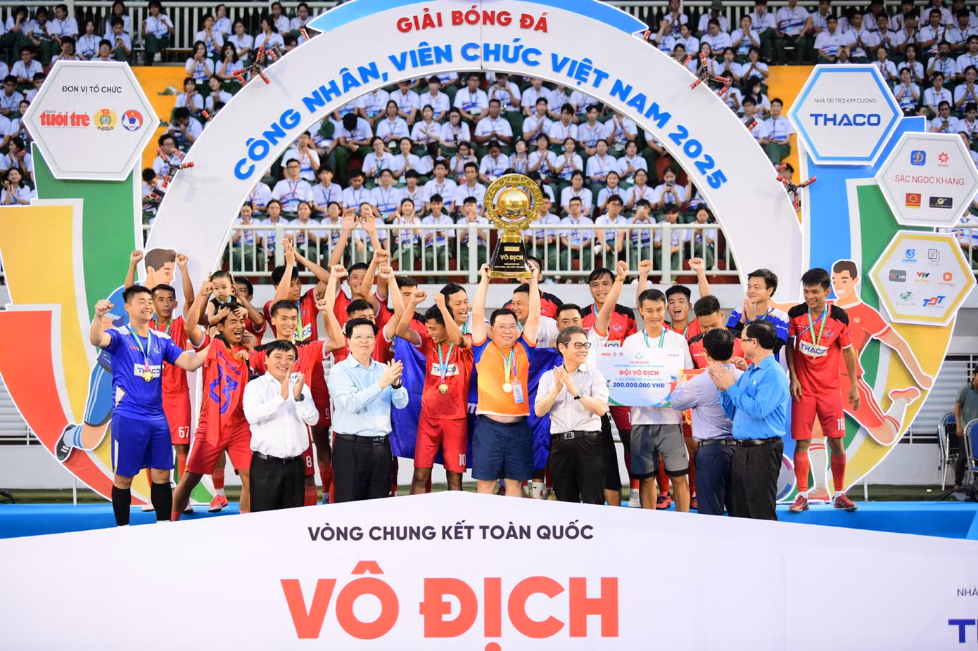 cong-nhan-bong-da.jpg