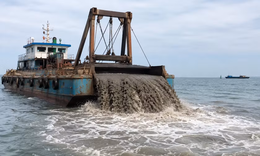Vì sao Quảng Trị quyết định nhận chìm hơn 1,2 triệu m³ vật chất nạo vét xuống biển? 