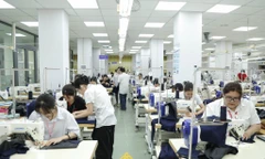 300 sinh viên biến phòng thực hành thành xưởng may đồng phục cho học sinh vùng lũ