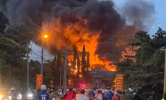 Cháy nhà xưởng cạnh cây xăng, người dân ở TPHCM hoảng hốt tháo chạy