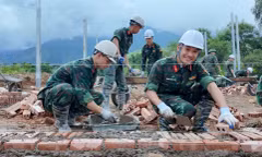 48 học viên gác đồ án tốt nghiệp lên vùng lũ dựng nhà cho đồng bào