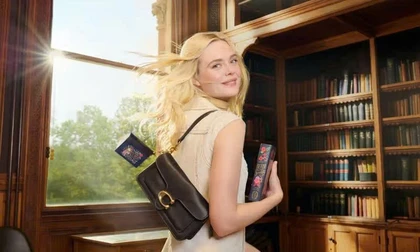 Book Charm khiến giới trẻ New York mê mẩn: Vừa đọc sách vừa đeo túi xinh