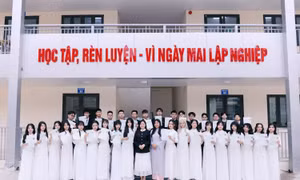Độc lạ clip kỷ yếu triệu view: Khoe "tấm bằng" tốt nghiệp "búng ra tiếng Anh"