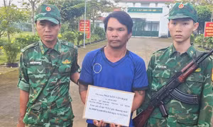Đối tượng truy nã lẩn trốn trên tàu cá