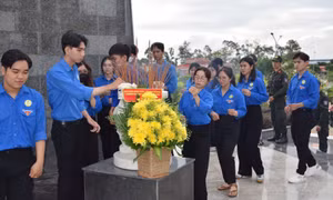 Sinh viên Đại học An Giang tri ân anh hùng liệt sĩ