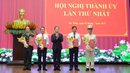 Bí thư Thành ủy Đà Nẵng trao Quyết định thành lập Đảng bộ các cơ quan Đảng thành phố, Đảng bộ UBND thành phố, Đảng bộ Quân sự thành phố và Đảng bộ Công an thành phố.