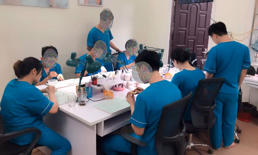 Kỹ thuật viên tại lab gia công răng sứ