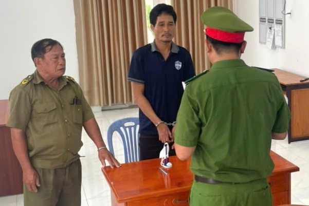 cong-an-va-vien-kiem-sat-khu-vuc-7-doc-lenh-bat-doi-tuong-truc2-3133.jpg cong-an-va-vien-kiem-sat-khu-vuc-7-doc-lenh-bat-doi-tuong-truc2-3133.jpg