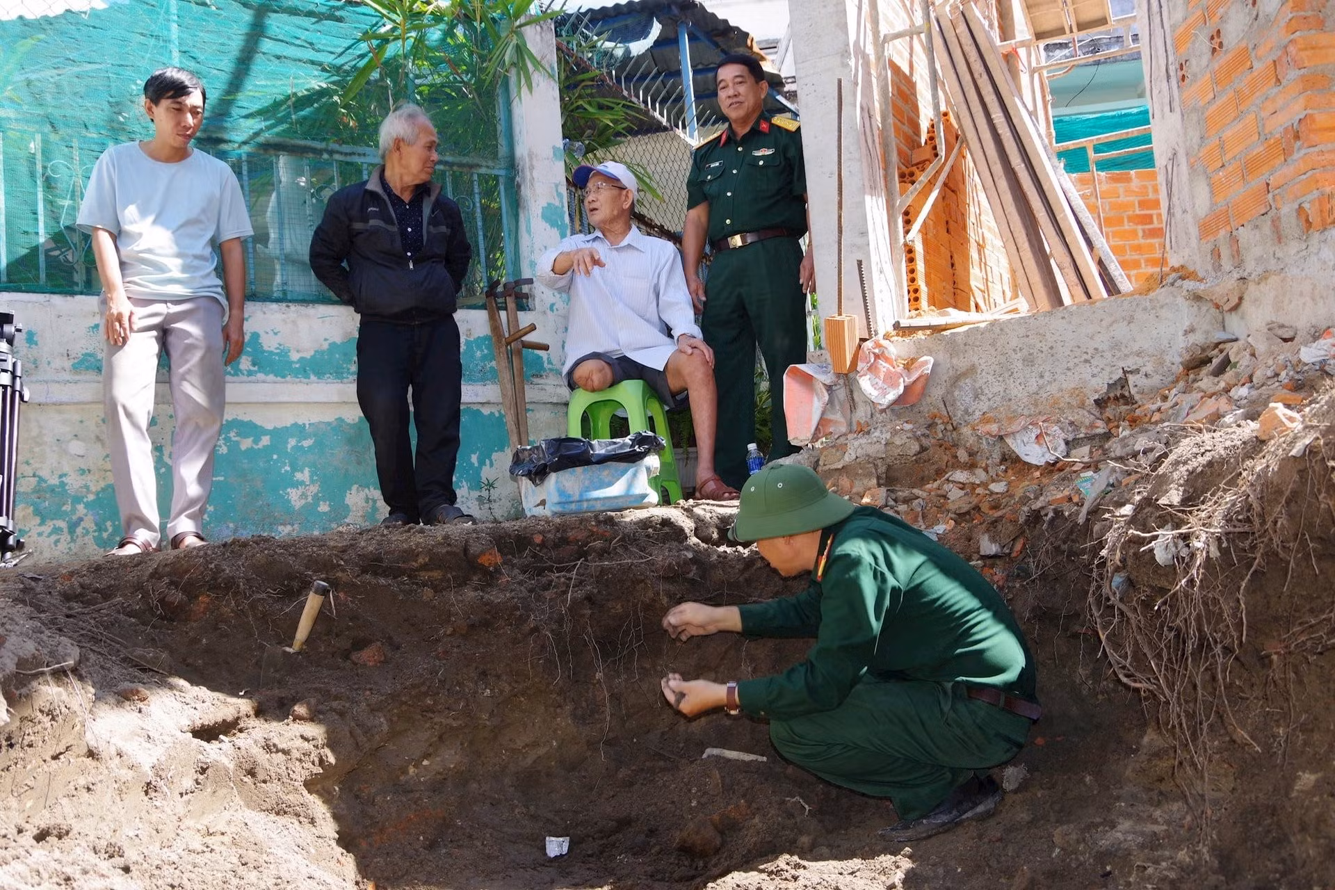 phong-chinh-tri-to-chuc-gap-mat-nhan-chung-va-khao-sat-mo-liet-si.jpg
