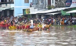 Những chiếc ghe ngo lướt nhanh trên mặt nước, tay chèo nhịp nhàng. Các đội thi bung hết sức, tạo nên màn rượt đuổi nghẹt thở giữa tiếng hò reo cuồng nhiệt của người xem dọc đôi bờ.