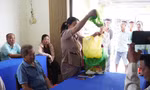 Người dân mang cả cá chết đến họp về nhiễm mặn nghi do bơm cát làm sân bay Cà Mau