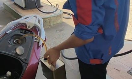 Cho thôi việc nhân viên rút lại xăng từ xe khách hàng vì không chấp nhận chuyển khoản