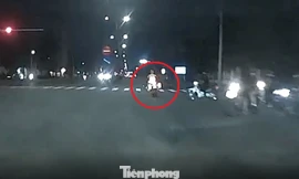 [CLIP] CSGT dẫn đường đưa xe chở sản phụ sắp sinh đến bệnh viện