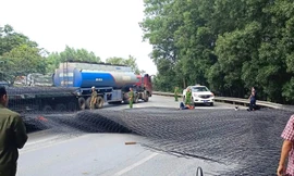 Hàng chục tấn thép rơi từ xe đầu kéo trúng 2 người đi đường