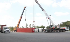 Tháo dỡ các vòng xoay thường xuyên gây lật xe ở TPHCM