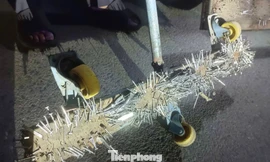 CSGT và tình nguyện viên ở TPHCM rà tìm, nhặt từng đinh sắt trên đường