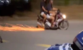 [CLIP] Nhóm 'quái xế' nẹt pô, cà chân chống xuống đường... đăng video lên mạng để giải trí