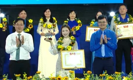 Hòa Minzy và người lái ca nô vào tâm lũ hỗ trợ đồng bào nhận giải ‘Tình nguyện quốc gia’ 2025