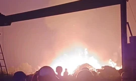 Lửa ngùn ngụt bao trùm nhà xưởng ở TPHCM