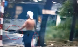 CLIP: Khống chế người đàn ông 'múa dao' gây náo loạn trên đường