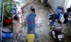 Clip người phụ nữ nhổ nước bọt và tấn công bé gái hàng xóm
